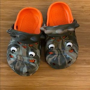 Gator tie dye clog shoes